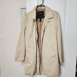 Original COACH coat. SIZE L. Monogram liner. Button closure. Pockets.